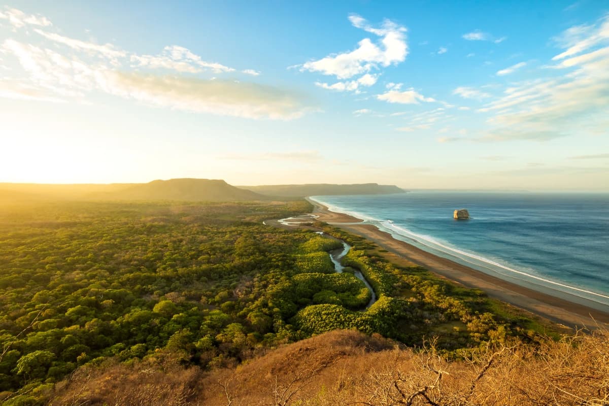 Vue surplombant la nature sauvage et préservée de la playa Naranjo au sein du Parc National Santa Rosa