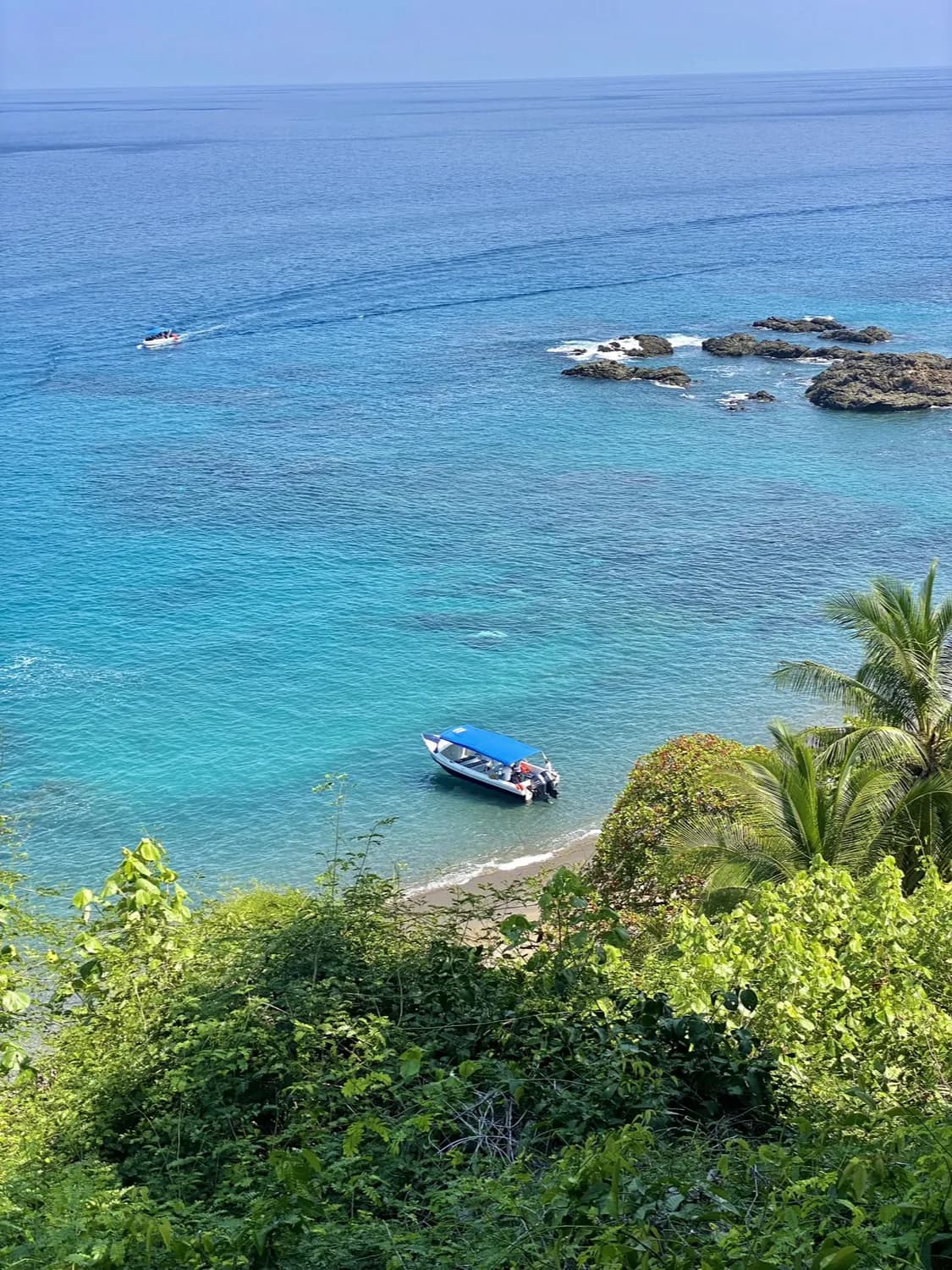 Vue sur des bateaux accostant sur une plage